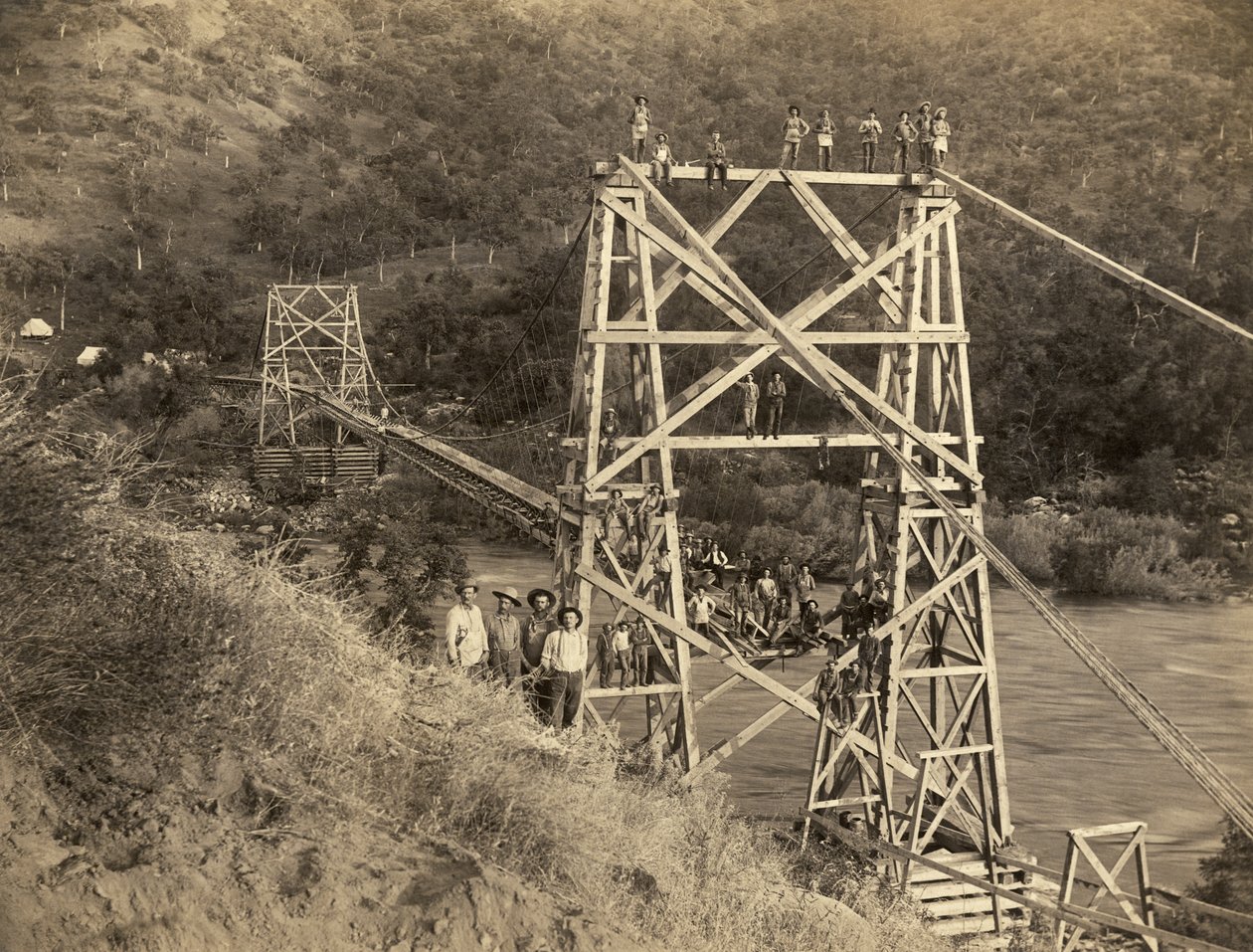 Fresno, Kalifornien: 1890 Detta fotografi av C.C. Curtis visar Smith and Moore-bron över Kings River, som är en del av rännan byggd av Hiram T. Smith och Austin D.Moore, för att transportera timmer till Sierras för deras företag, Kings River Lumber av Unbekannt