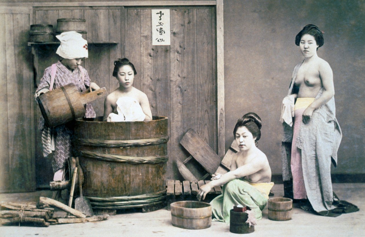 Geishor som badar, ca 1880-talet (handfärgat foto) av Unbekannter Künstler