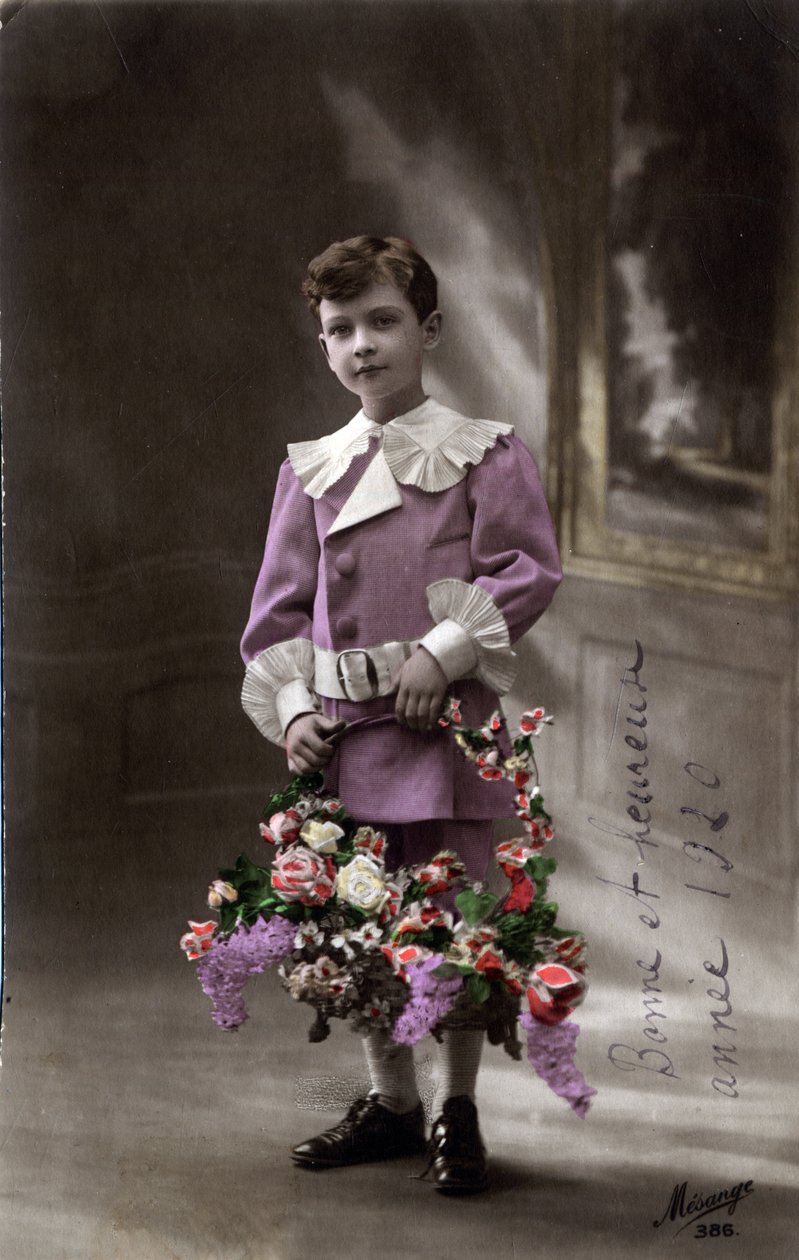 Gott nytt år gratulationskort: ett barn som håller en korg med blommor - vykort daterat 1920 av Unbekannt