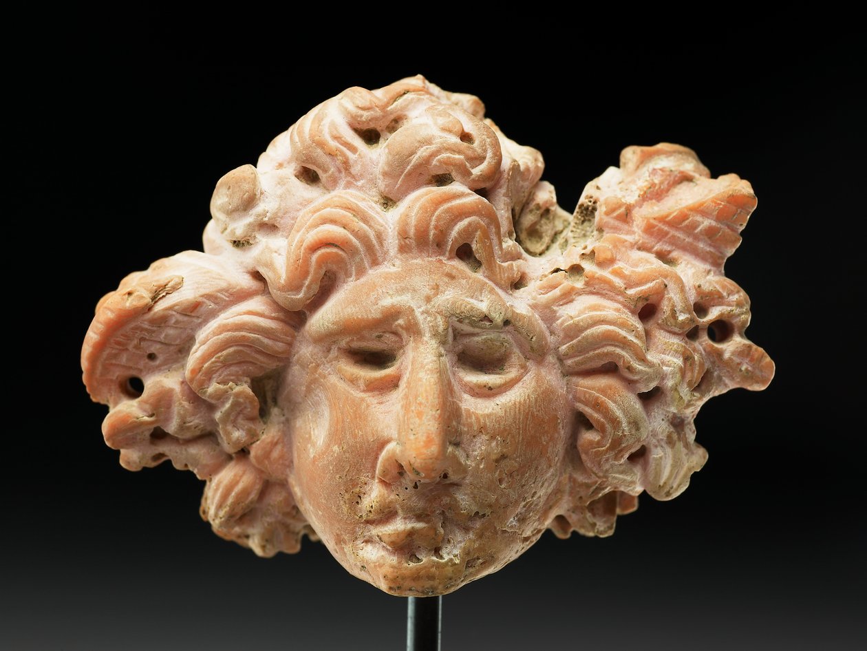 Huvud av Medusa, från Bactria eller Gandhara, 2:a-1:a århundradet f.Kr. (rosa korall) av Unbekannt