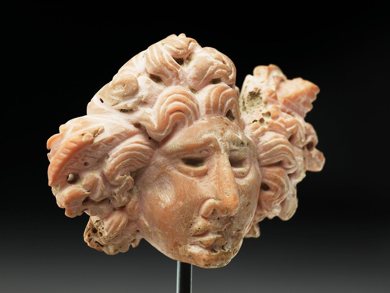 Huvud av Medusa, från Bactria eller Gandhara, 2:a-1:a århundradet f.Kr. (rosa korall) av Unbekannt