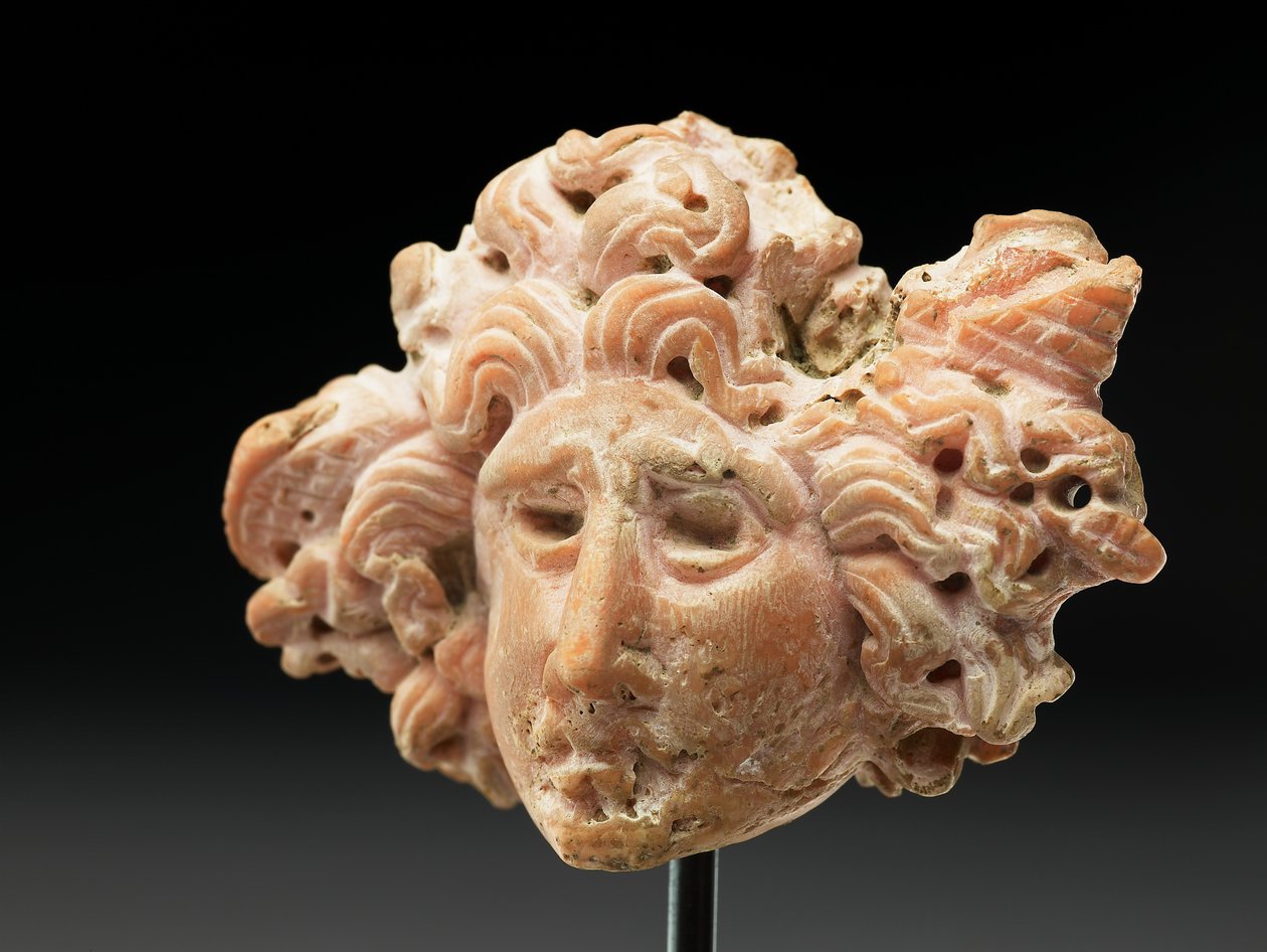 Huvudet av Medusa, från Bactria eller Gandhara, 2:a-1:a århundradet f.Kr. (rosa korall) av Unbekannt