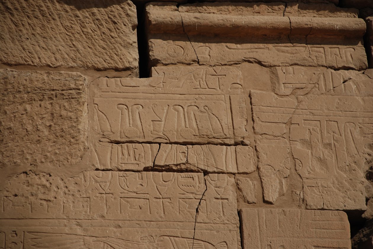 Hieroglyfer på sten, Karnak, Luxor, Egypten (foto) av Unbekannt