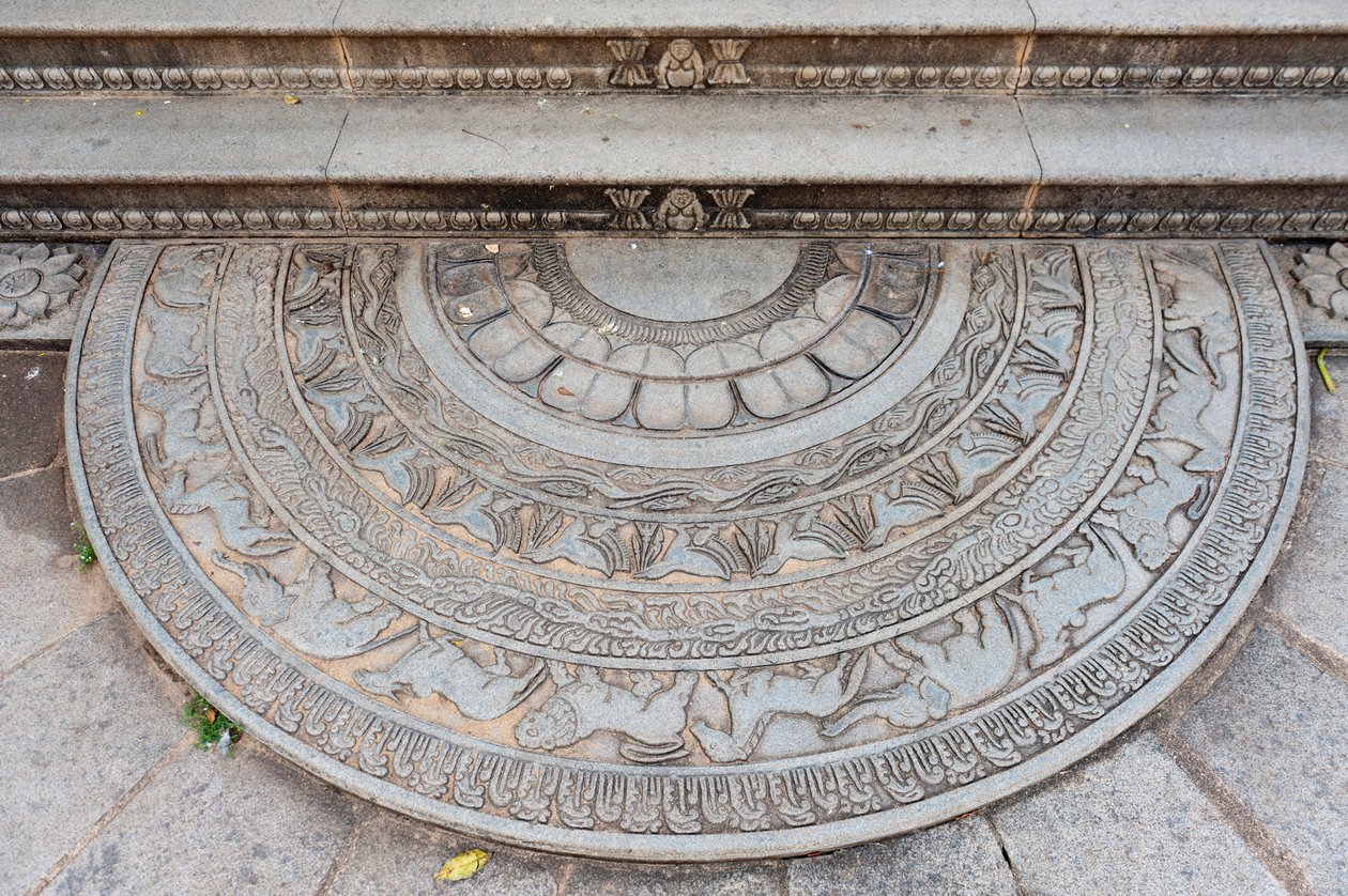 Historisk stenrelief; prydnadssten dekorerad med djur vid foten av en trappa; månsten vid Jaya Sri Maha Bodhi; Anuradhapura; Sri Lanka; Asien av Unbekannt