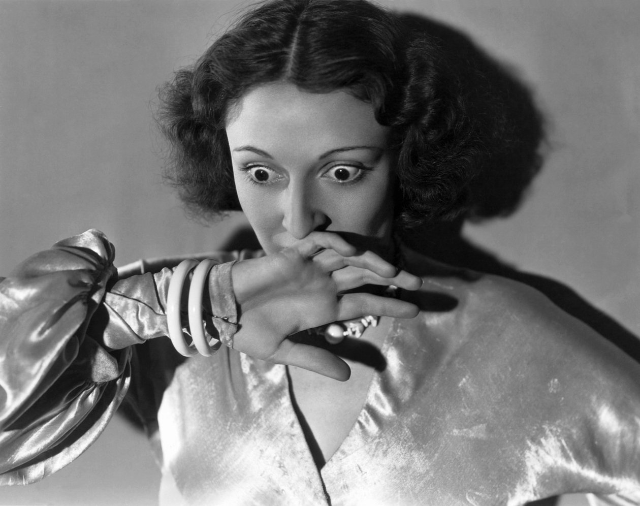 Hollywood, Kalifornien: c.1932 Närbild av en ung kvinna som täcker munnen i skräck. (s/v bild) av Unbekannt