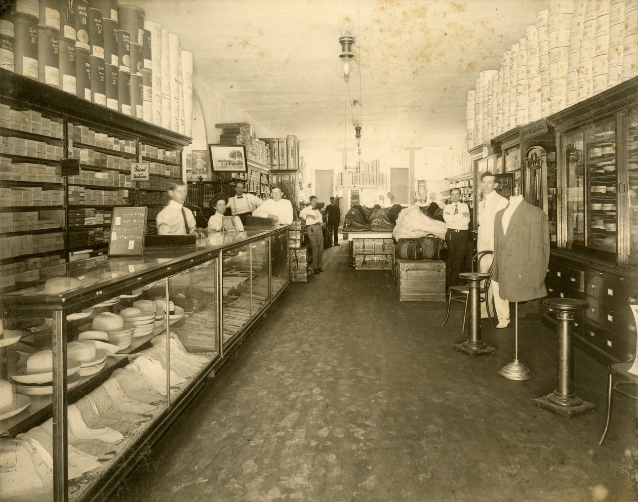 Interiör av John Sewell & Co. Shoe Store på 304-6 12th Avenue (Flagler Street), ca 1910 (s/v foto) av Unbekannt