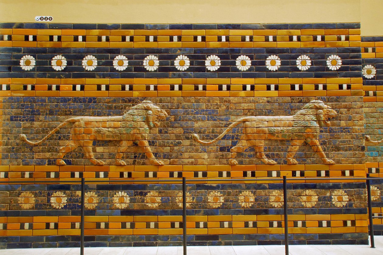 Ishtar-porten som ursprungligen tillhörde templet Bel, byggd i Babylon (Irak) av kung Nebuchadnezzar II - Ishtar-portens processionsväg Pergamon-museet, museumsön, Berlin, Tyskland av Unbekannter Künstler