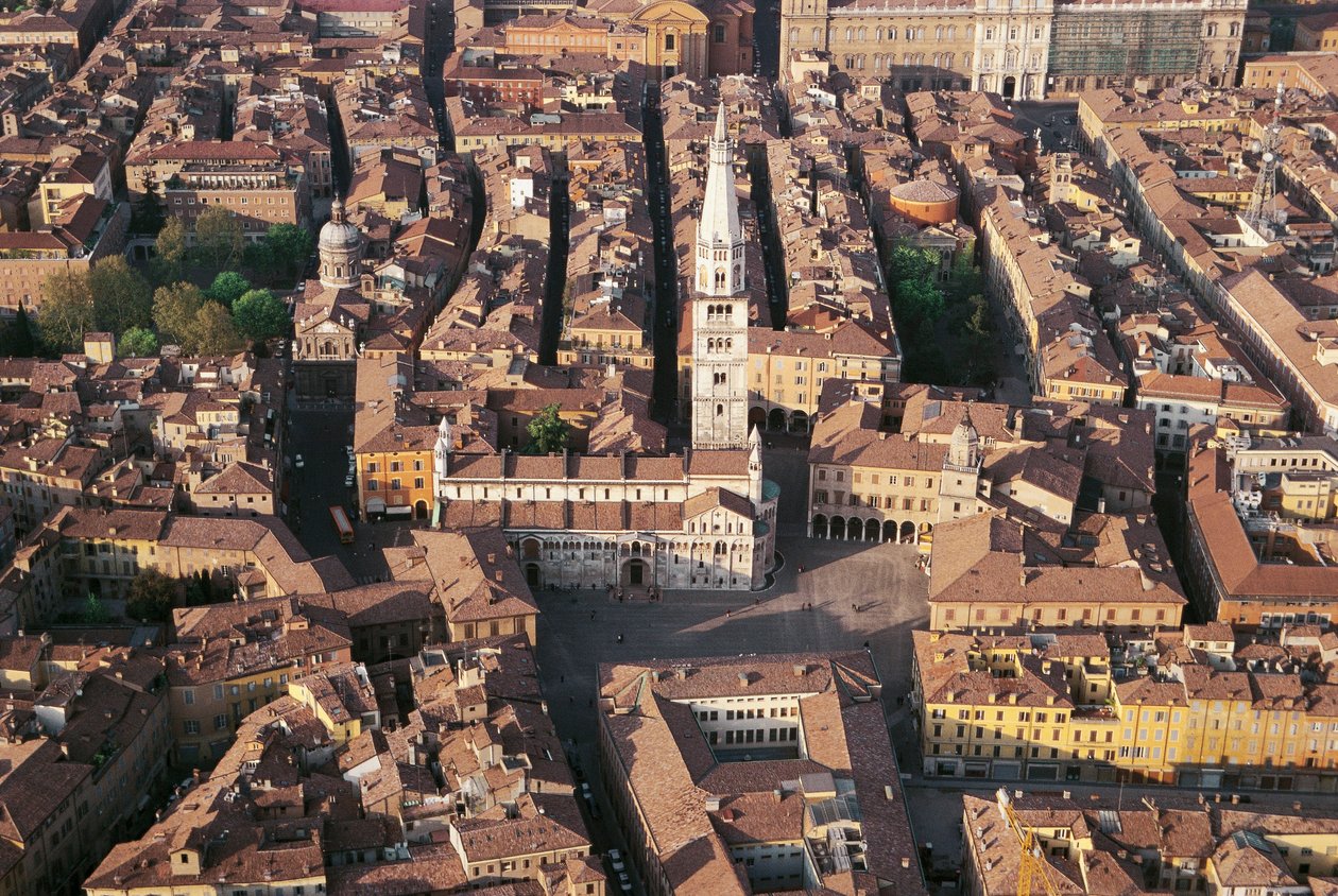 Italien, Emilia Romagna, Modena, flygfoto över staden med katedralen av Benjamin Baud