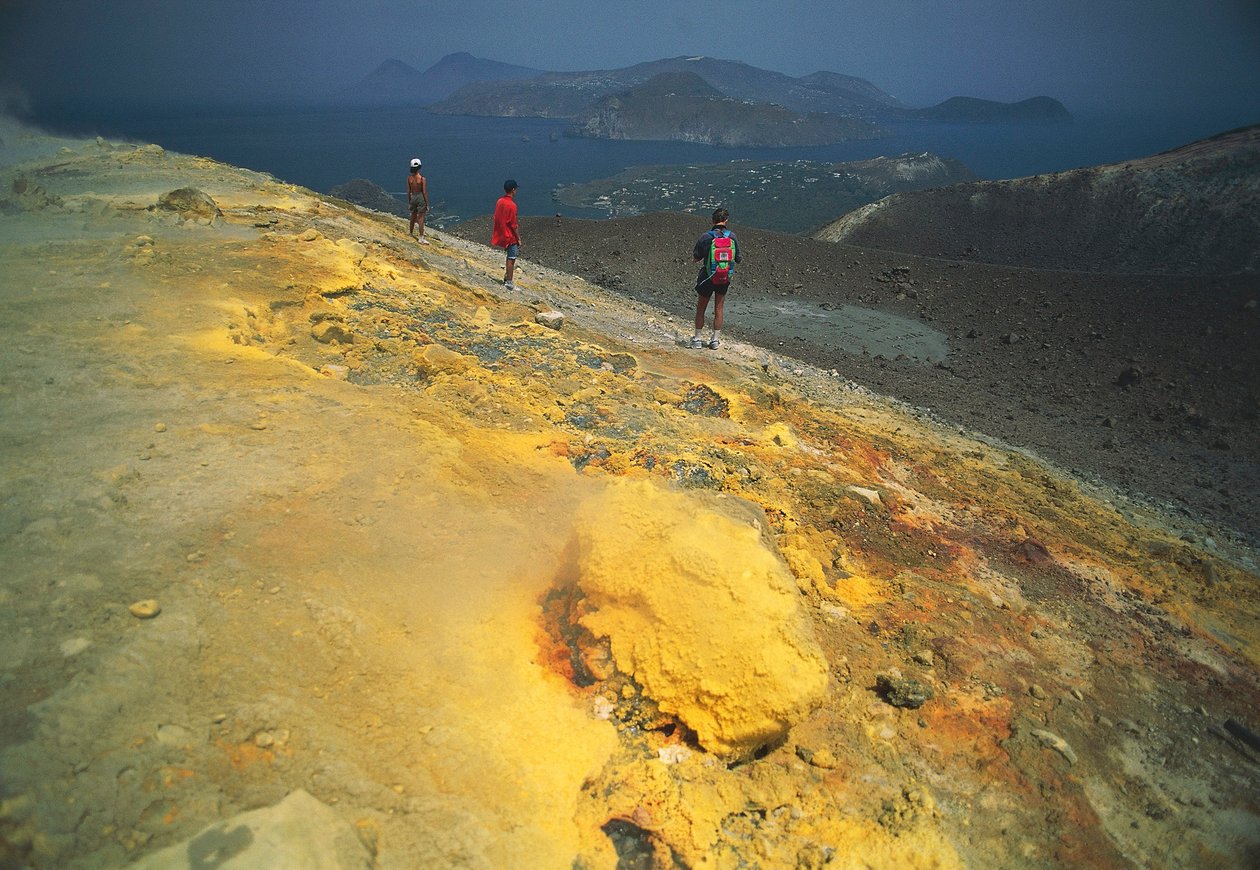 Italien, Sicilien, Eoliska öarna, Messina, Vulcano Island, svavelhaltiga fumaroler och Lipari Island i bakgrunden av Benjamin Baud