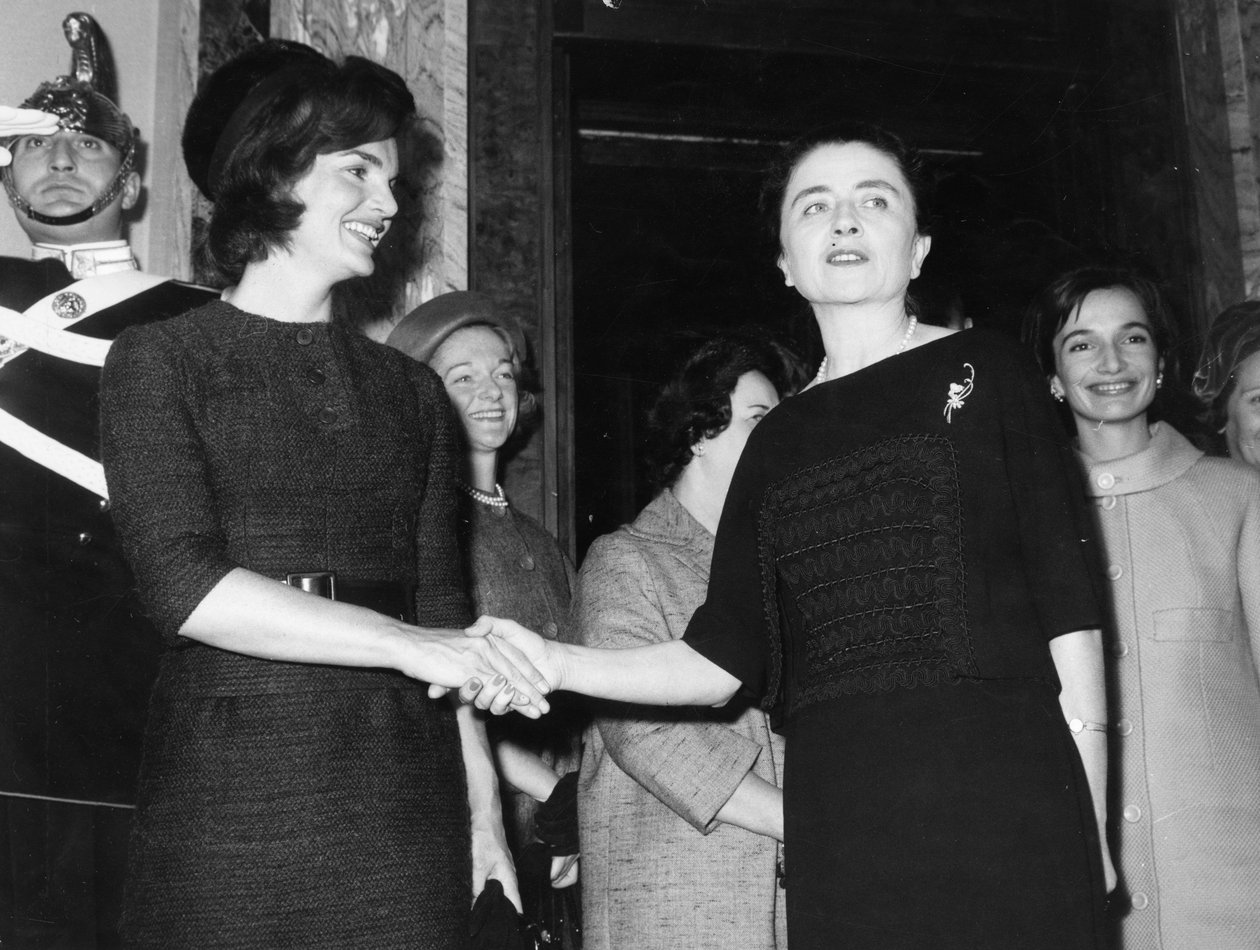 Jacqueline Kennedy med Carla Gronchi. Rom. 1962. av Unbekannt