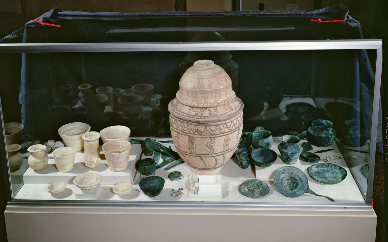 "Jar with the Hoard", c.2500-2400 f.Kr. (terrakotta, alabaster, koppar från Oman och sten) av Unbekannt