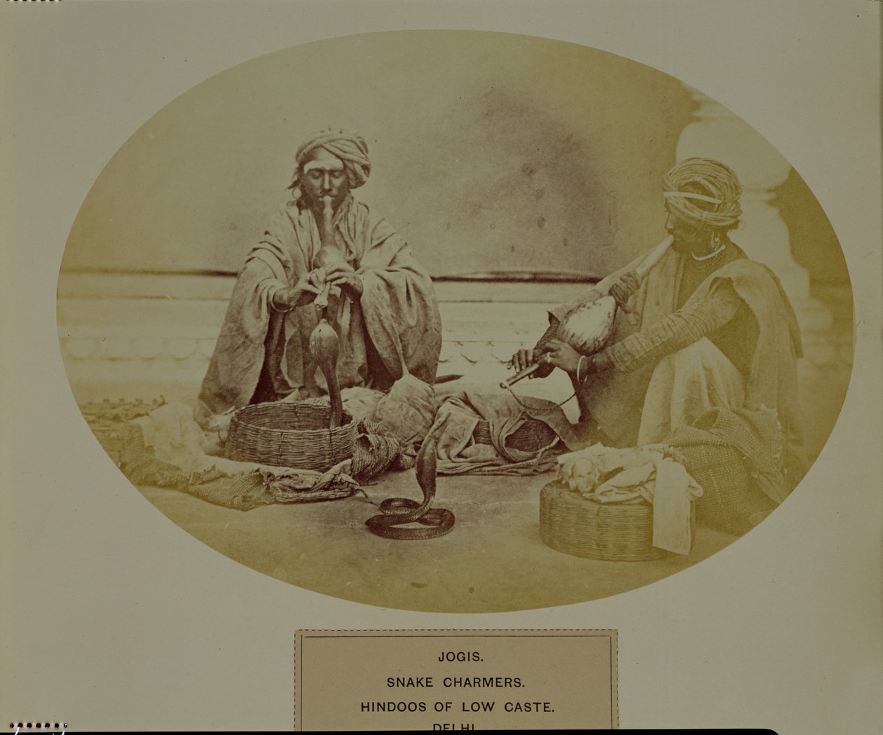 Jogis eller Snake Charmers, lågkast hinduer från Delhi, nr. 205 från "Faces of India", pub. 1872 (sepiafoto) av Unbekannt