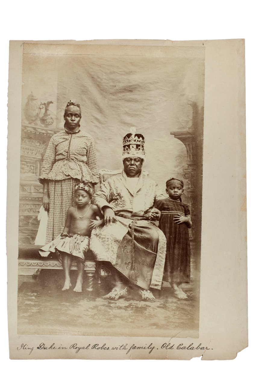 Kung hertig i kungliga dräkter med familj, Gamla Calabar, Nigeria, ca 1890 (albumintryck) av Unbekannt