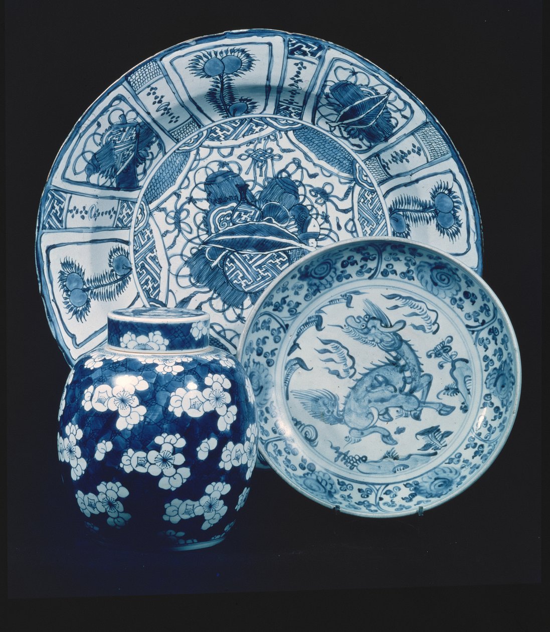 Kraak porslin serveringsfat, Wan Li period (1573-1619); landskapsrätt, tidigt 1500-tal; blå och vit ingefärsburk i porslin, K