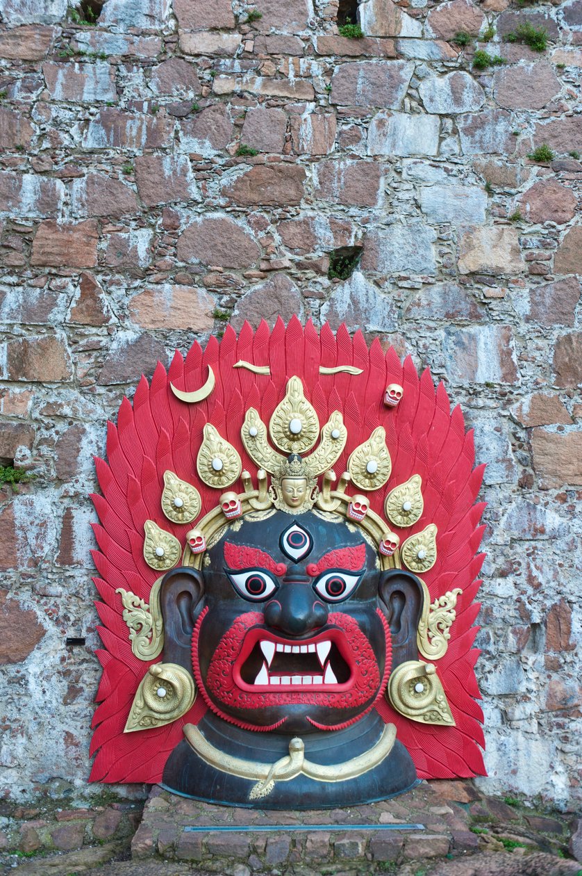 Stor ljust målad tibetansk mask av brons; Demon; Messner Mountain Museum Firmian från Reinhold Messner; Slottet Sigmundskrons slott; nära Bolzano; Alto Adige; Trentino-Alto Adige; Italien; Europa av Unbekannt