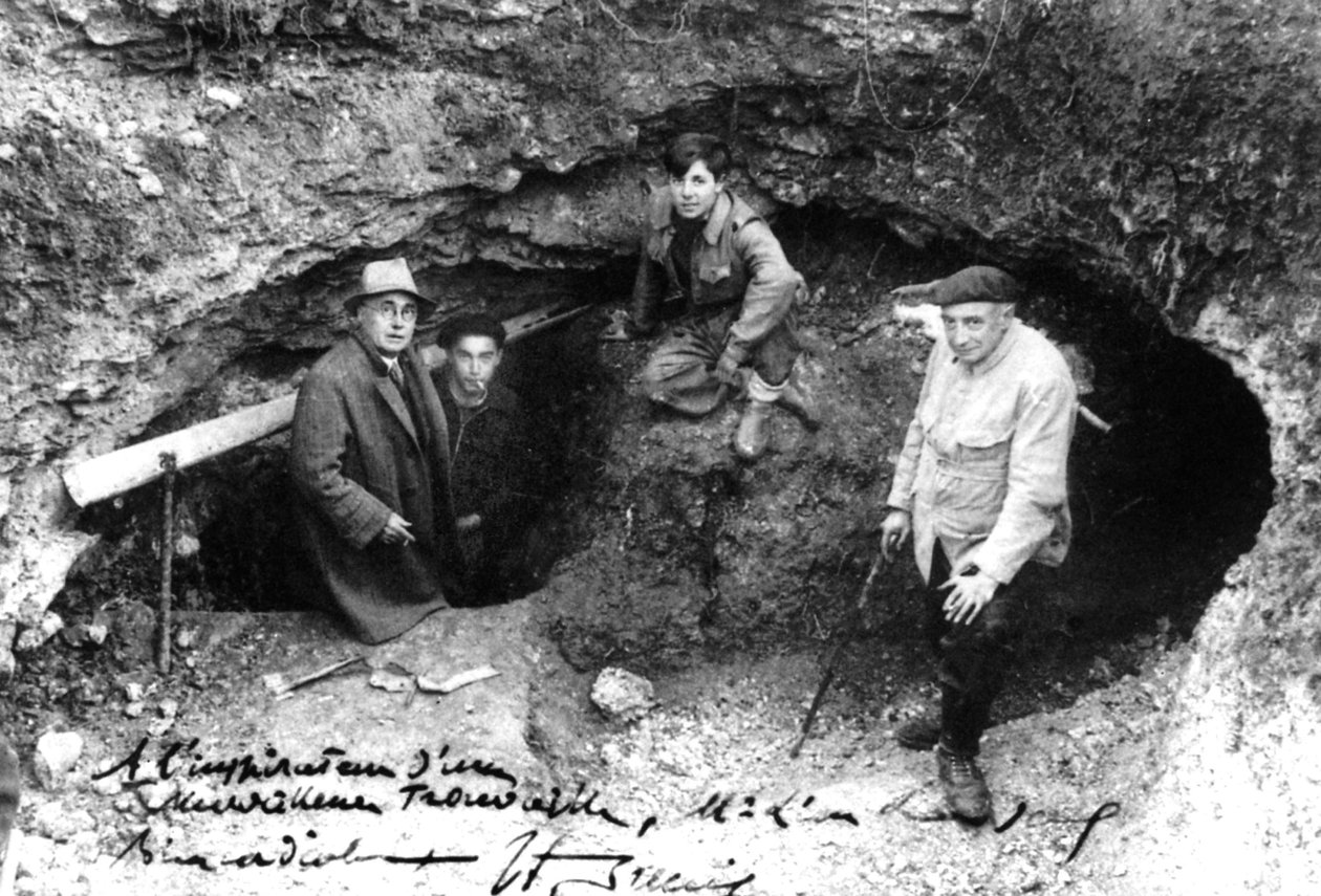 Leon Laval, Marcel Ravidat, Jacques Marsal och abbot Breuil vid ingången till grottan i Lascaux, Montignac, Frankrike av Unbekannt