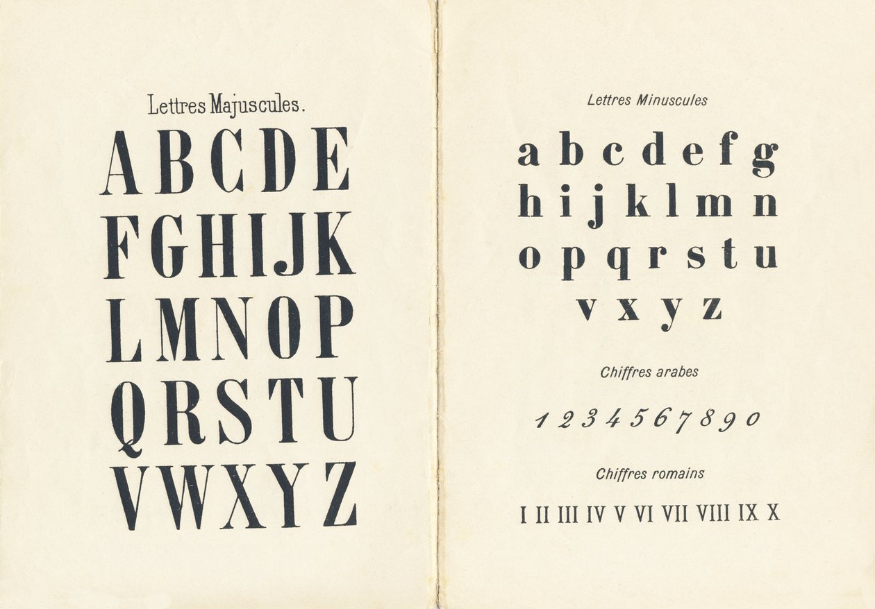 Versaler och gemener, arabiska och romerska siffror - Gravyr hämtad från ABCD av små flickor. Pellerin & Cie, tryckare-förlag, Epinal, omkring 1890. Serie A. Mått: 19 x 13,5 cm. av Unbekannt
