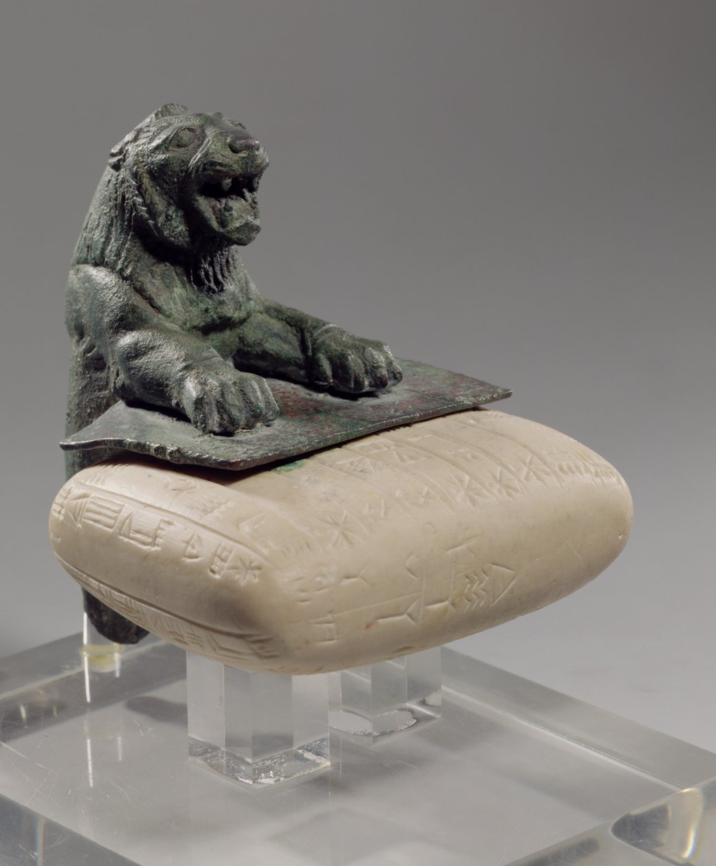 Lejon som håller en Hurrian foundation tablet, ca 2150 f.Kr av Unbekannt