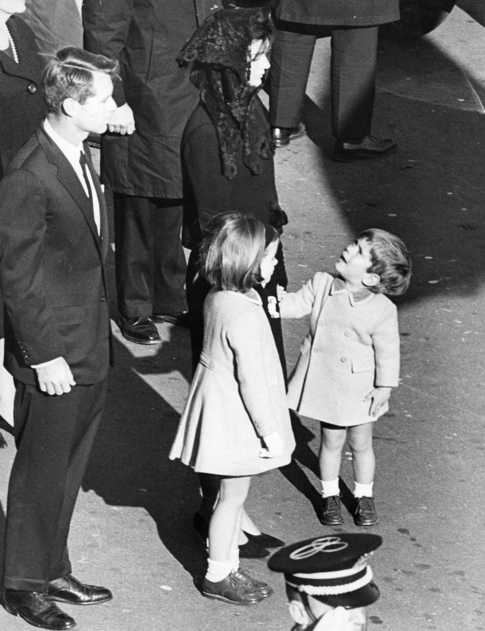 Lille John Kennedy tittar upp på sin mamma, som för att säga: 