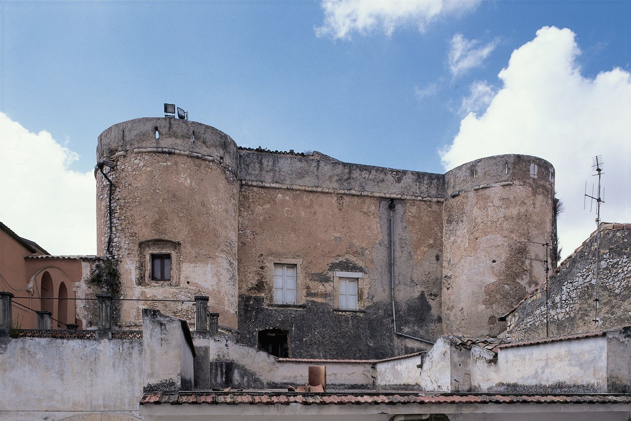 Låg vinkelvy av ett slott, San Nicandro Garganico, Gargano nationalpark, Puglia, Italien av Benjamin Baud