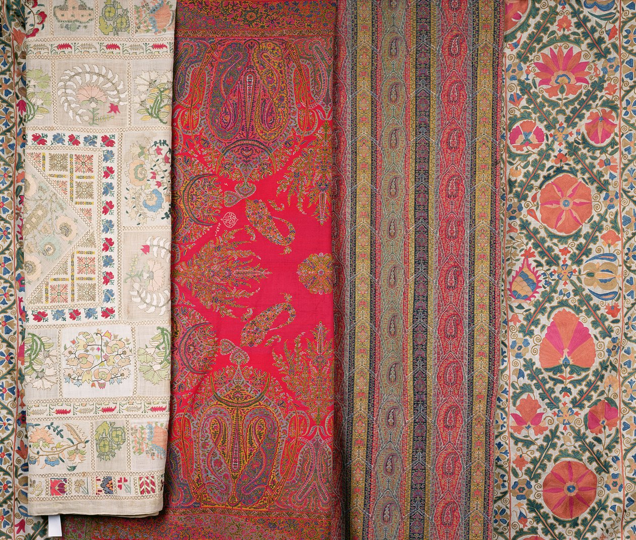 LtoR: Mihrab Susani, Uzbekistan, sent 1800-tal (silke); Sjal, Kashmir, tillverkad av Momtaz av Unbekannt