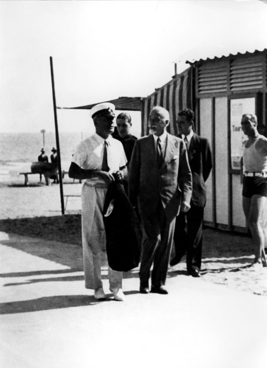 CINEMA UTSTÄLLNING år 1930: dupen BENITO MUSSOLINI på LIDO med greve GIUSEPPE VOLPI DI MISURATA Venedig av Unbekannt