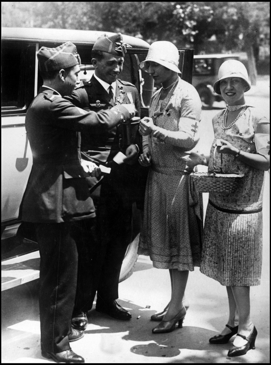 Madrid (Spanien) juni 1929: De två spanska piloterna Jimenez och Iglesias som återvänder från sin resa till Sydamerika (de korsade Atlanten mellan Sevilla och Brasilien i början av april) köper blomvinjetter till förmån för det behövande Madrid av Unbekannt