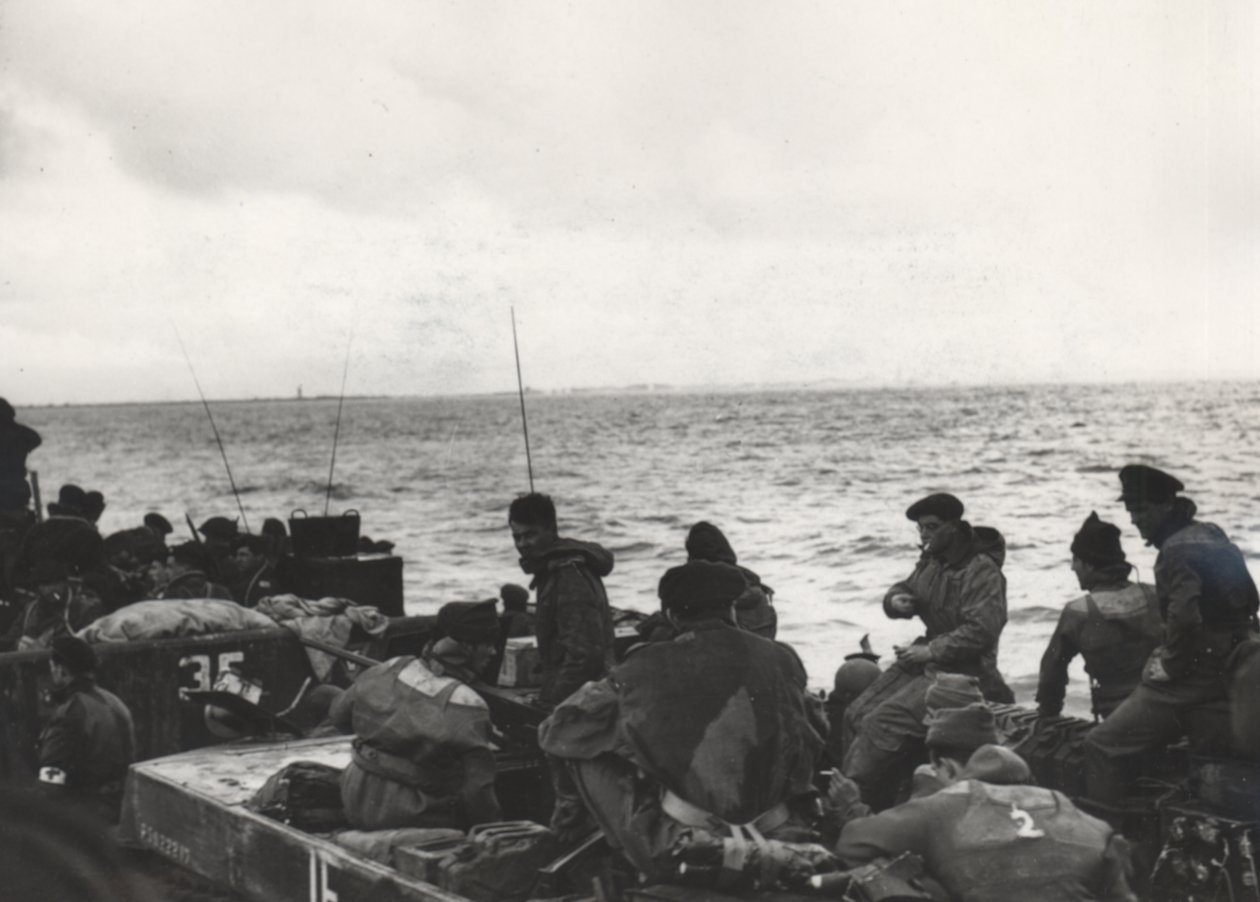 Marines av 41 (RM) Commando ombord på LCT (Landing Craft Tank) 532, närmar sig Westkapelle under landningarna vid Walcheren, Nederländerna av Unbekannt