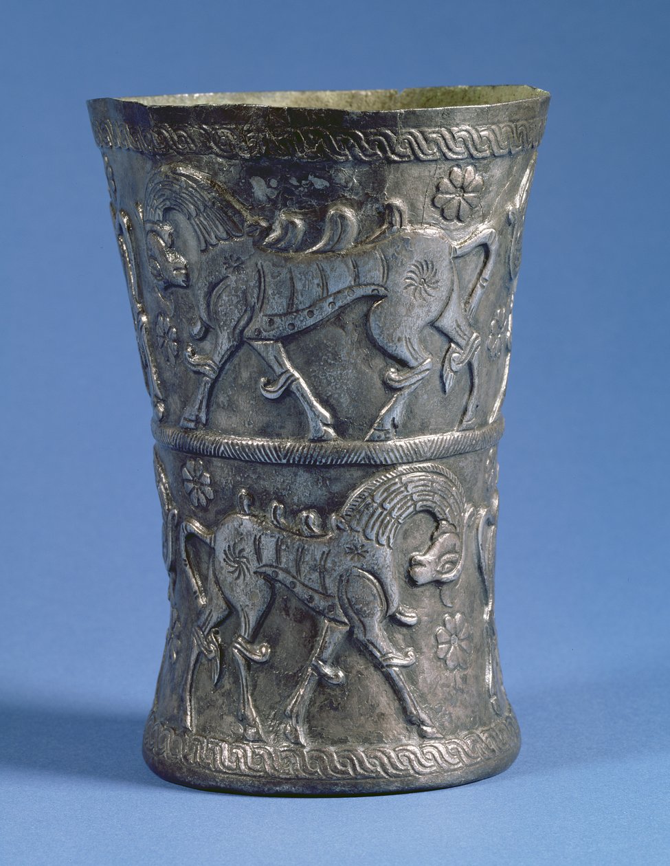 Marlik-bägare av cylindrisk form med midja med två dekorativa band föreställande paradhästar, ca 1100 f.Kr. (silver) av Unbekannt