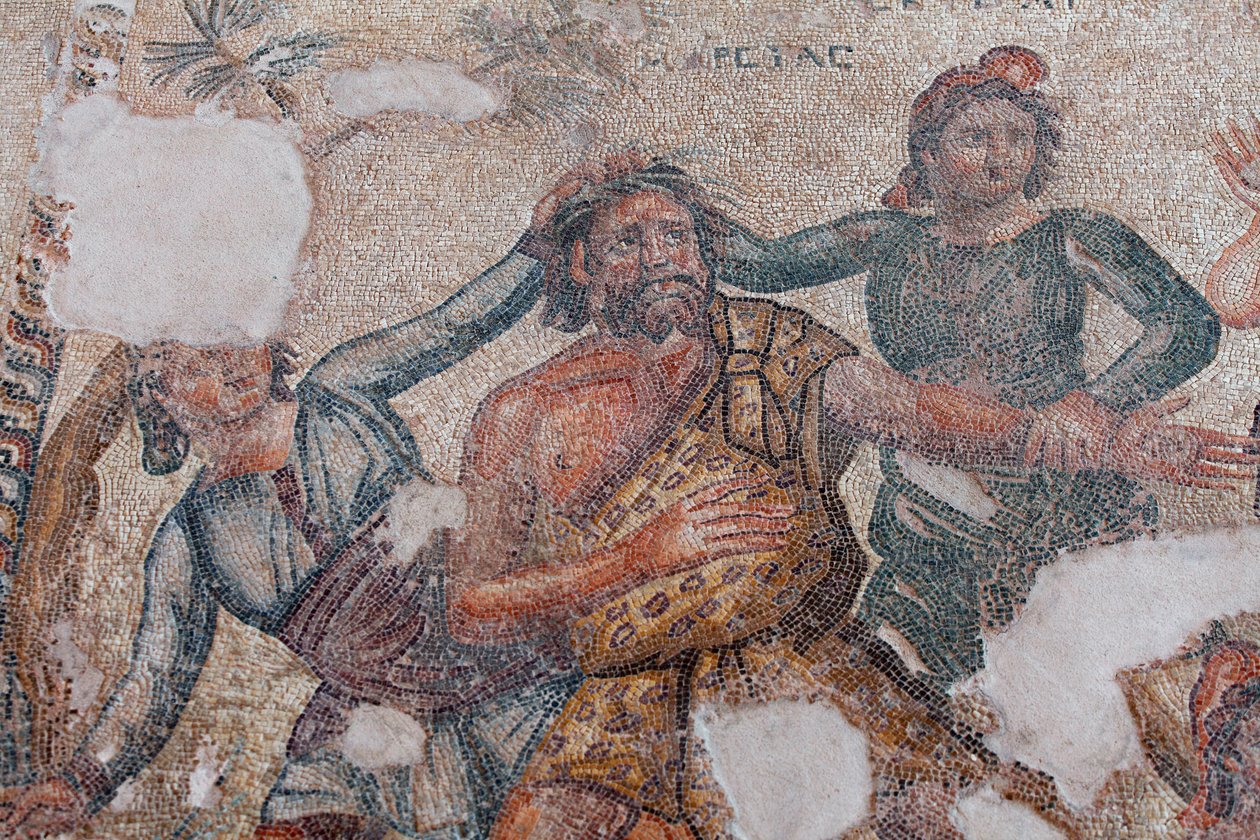 Marsyas och de två skyterna som verkställer Apollos dom och leder honom mot ett träd där han kommer att flåas levande - Detalj av det sista ögonblicket av den musikaliska tävlingen mellan Marsyas och Apollo, konstens gud - Paphos Mosaics, House of Aion, 3r av Unbekannt