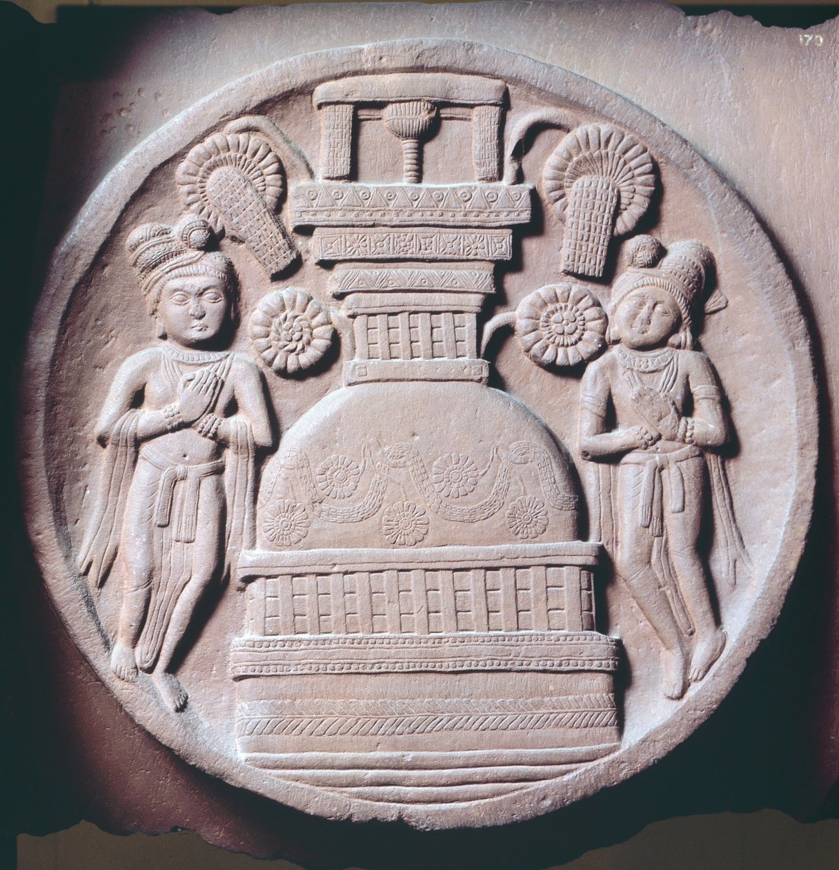 Medaljong med tillbedjare, relief från Stupa av Bharhut, buddhistiskt monument, Madhya Pradesh, Indien, indiska civilisationen, 2:a århundradet f.Kr. av Nicolas d