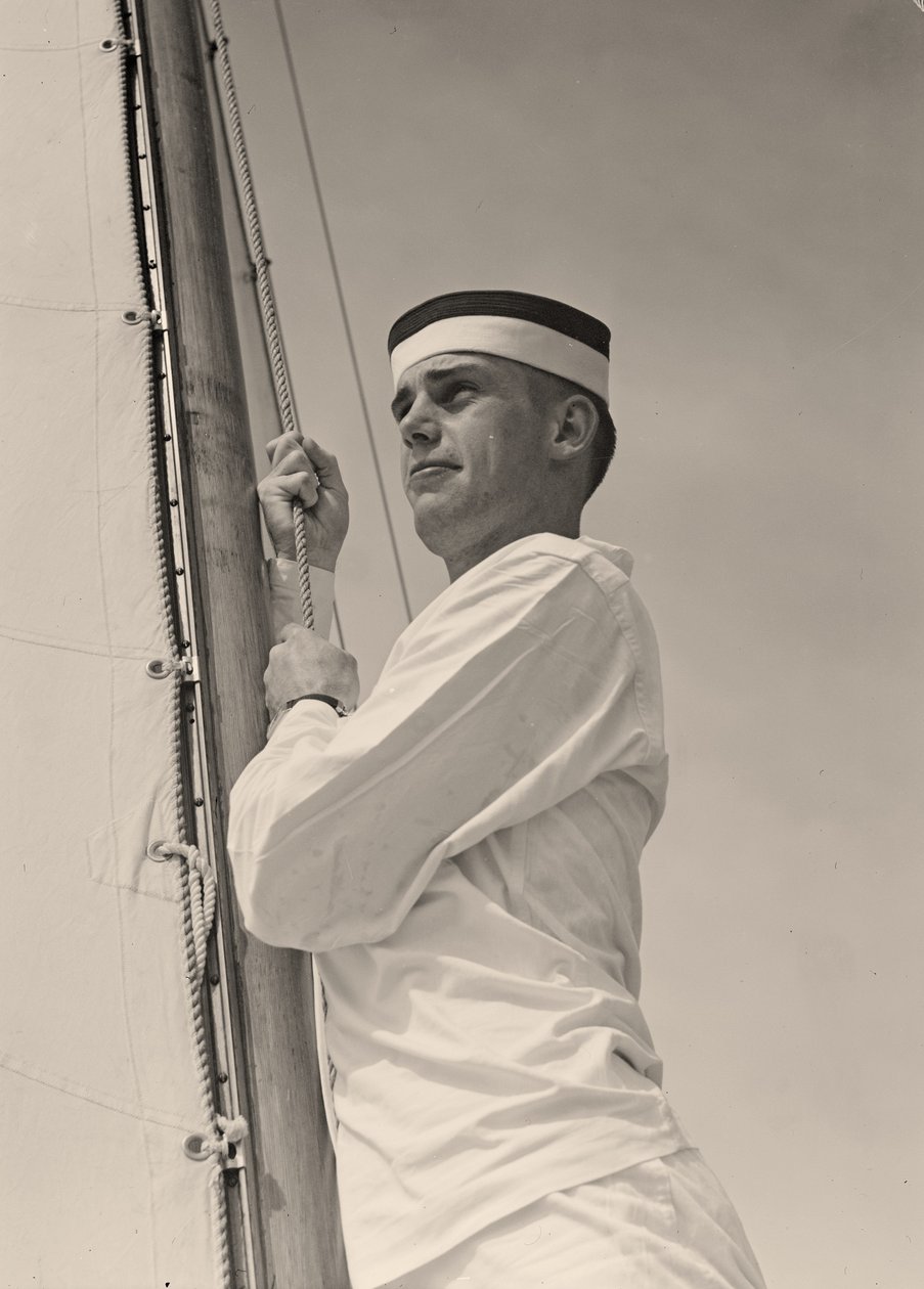 Midshipman hissar huvudseglet, U.S. Naval Academy, Annapolis, Maryland. 1942 (foto) av Unbekannt