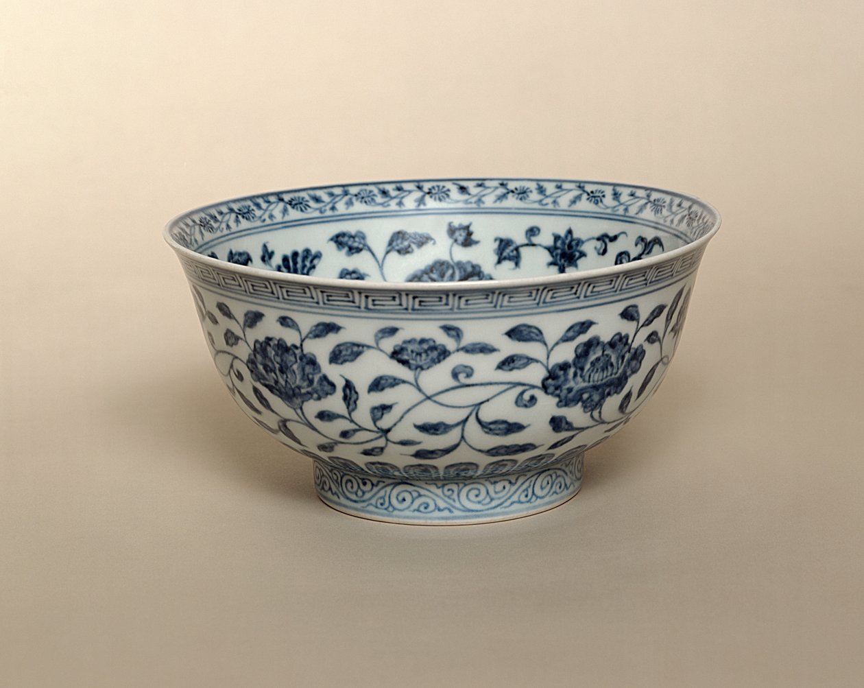Ming blå och vit skål, Hsuan-te märke (1426-35) av Unbekannt