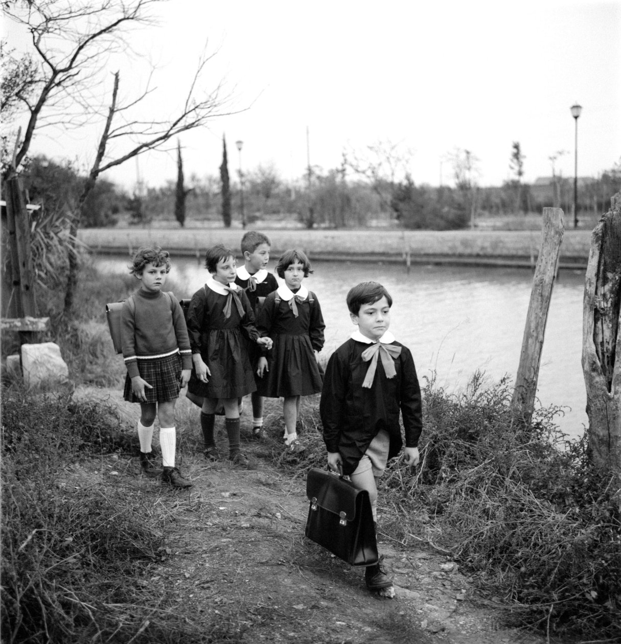 Blandskola i Venedig, eleverna bär blus. Utgången av klasser (schoolbusissonniere). 1950-talet av Unbekannt