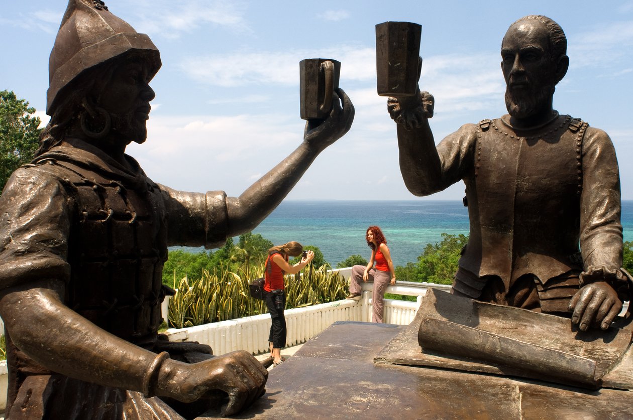Monument som kallas Sanduguan eller blodritual där en skål med blod arrangeras mellan den spanska conquistadoren Miguel LÃ pez de Legazpi och filippinaren Sikatuna som formaliserar det första fredsavtalet. Bool, Bohol, 2019 (foto) av Unbekannt