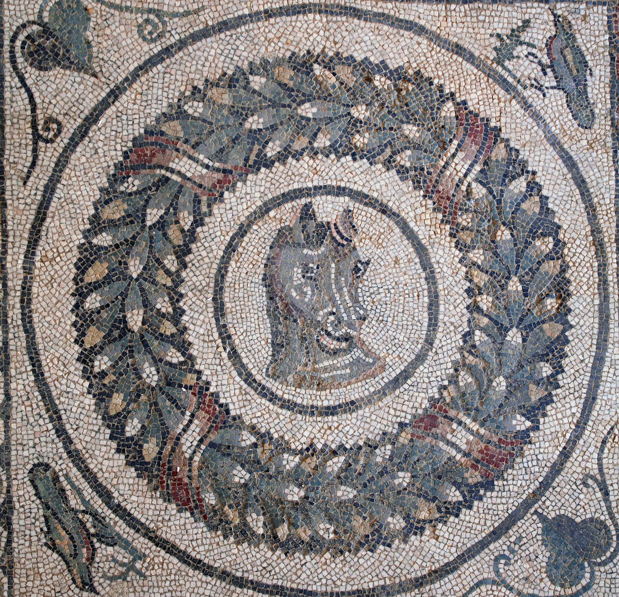 Mosaik av peristylen. Detalj som representerar ett hästhuvud. 3:e - 4:e århundradet. Romersk villa i Casale, Sicilien. UNESCO plats. av William M. Timlin