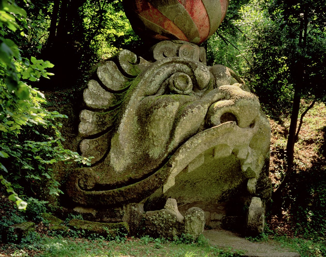 Mynningen av en fantastisk grotta i form av ett monsterhuvud, från trädgårdarna Parco dei Mostri (Monsterparken) som anlades mellan 1550-63 av hertigen av Orsini, till design av Giacomo Barozzi da Vignola (sten) (foto) av Unbekannt