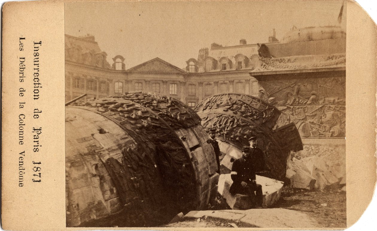 Municipality of Paris (1871): två communards poserar nära skräpet av den fallna kolonnen på Place Vendome i Paris. Anonym fotografering. Dämpa. 10,5x6,4 cm av Unbekannt