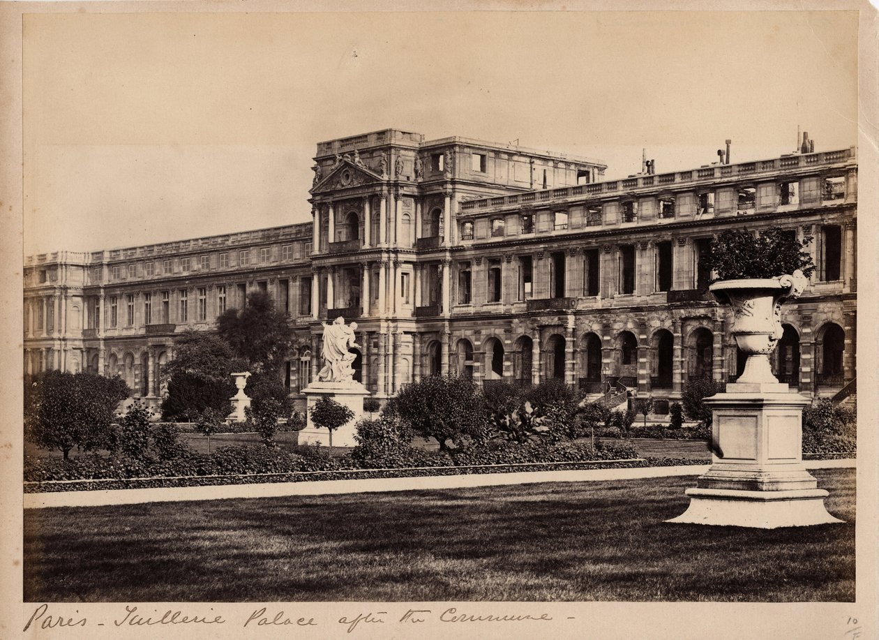 Paris kommun (1871): utsikt över Palais des Tuileries i Paris omkring maj 1871. Anonym fotografering. Tryck på kartong, Dim. 29x20 cm av Unbekannt