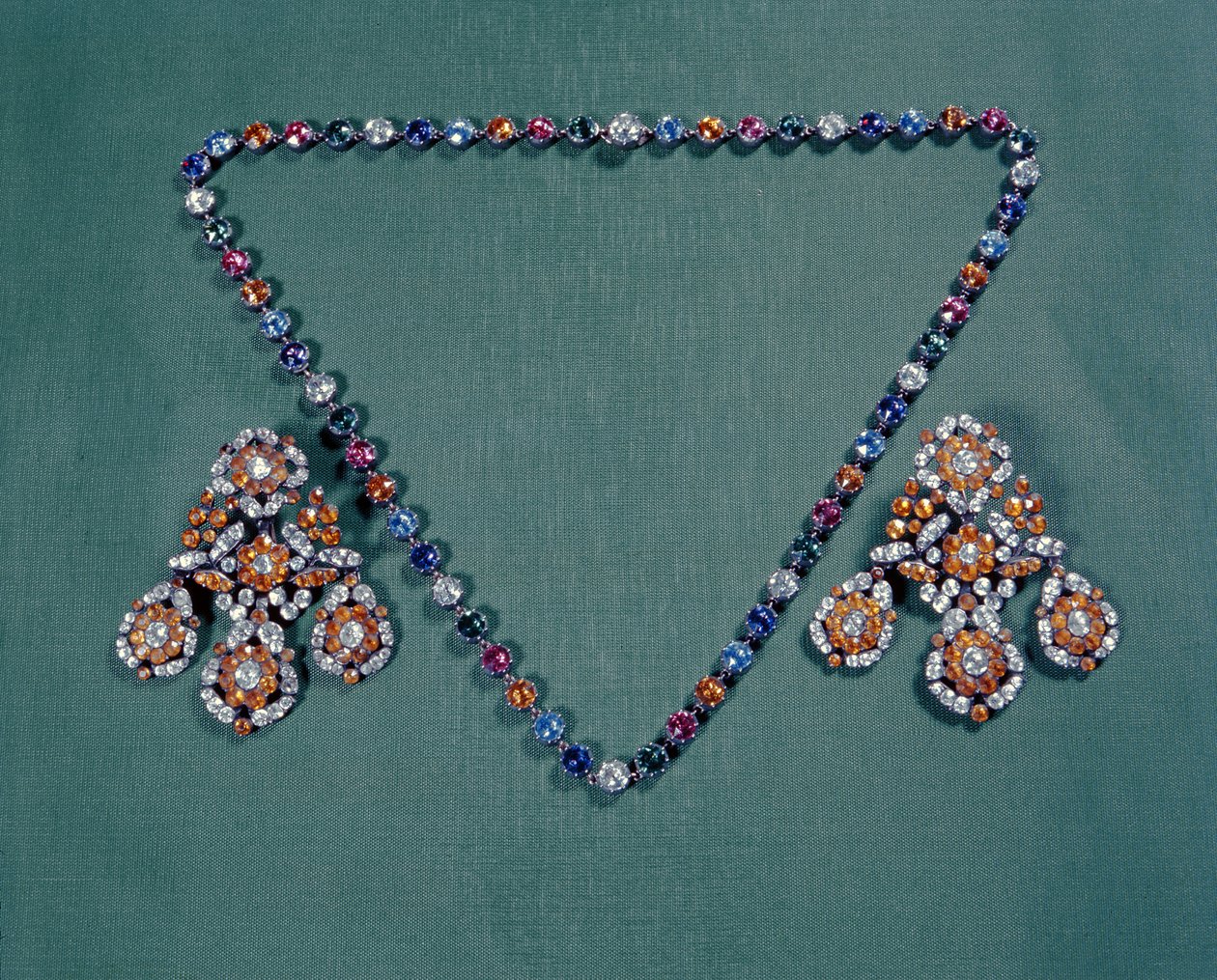 Halsband och örhängen set med mångfärgade pastor, c.1760 av Unbekannt