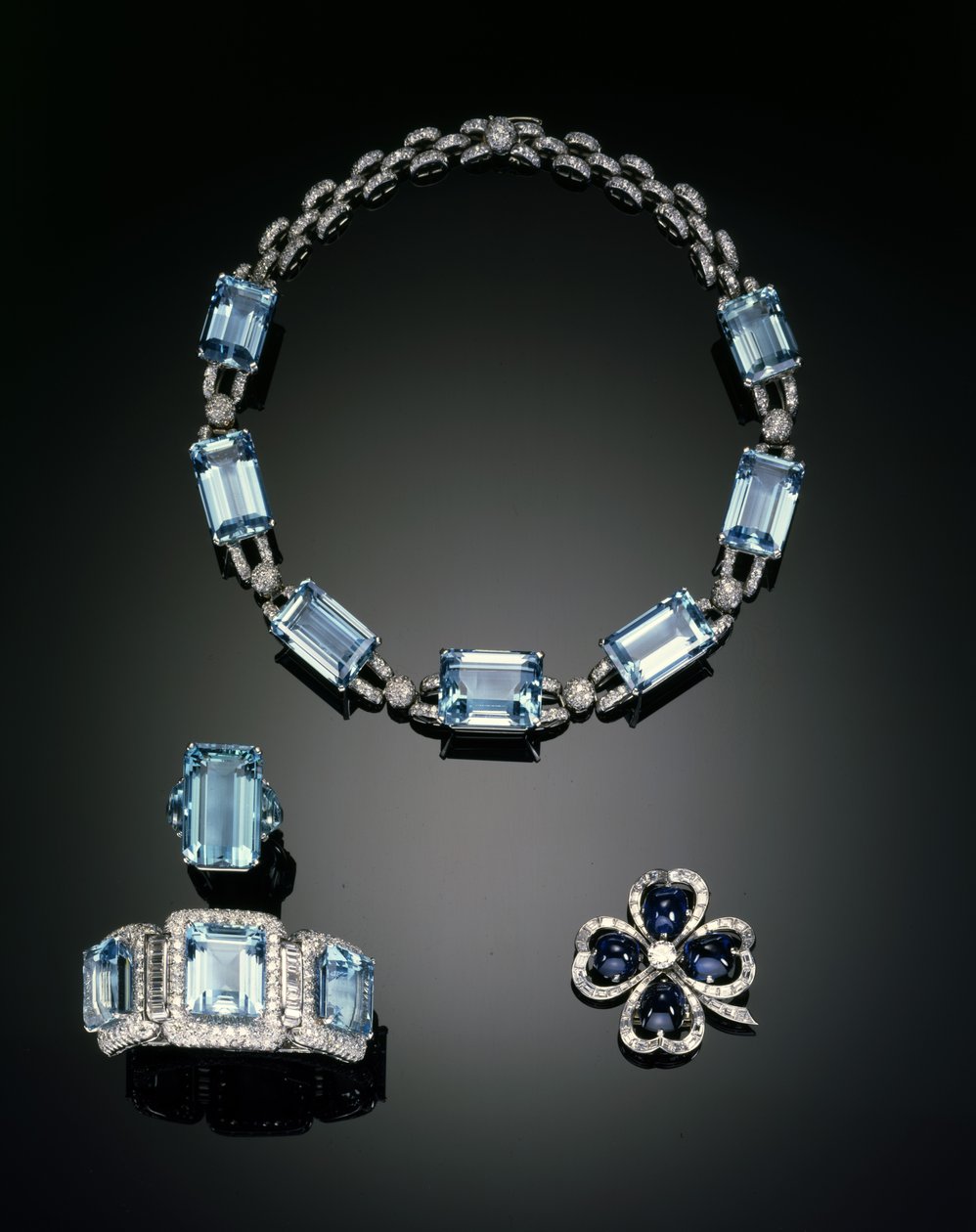 Halsband, ring, brosch och armband av Unbekannt
