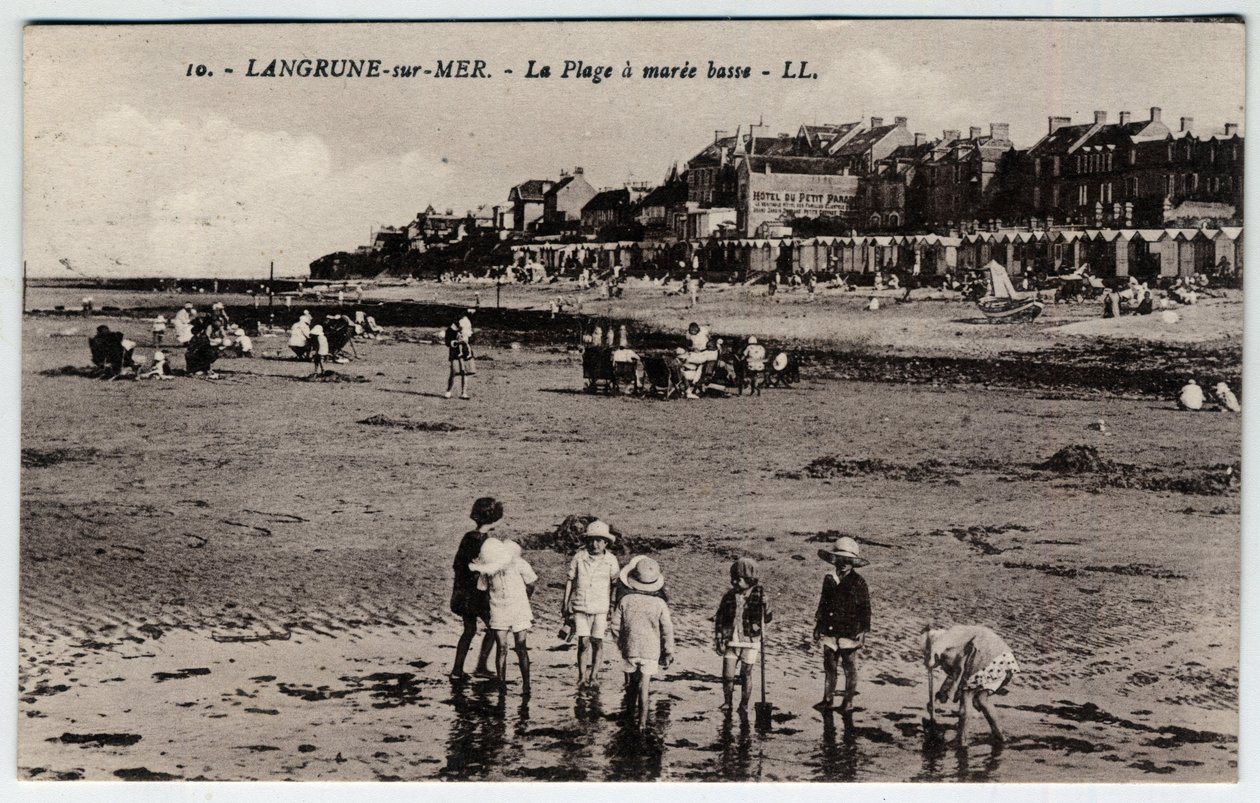 Normandie, Calvados (14), Langrune sur Mer (Langrune-sur-Mer): en grupp barn som leker på stranden vid mareee låg Vykort sent 1800-tidigt 1900-tal av William M. Timlin