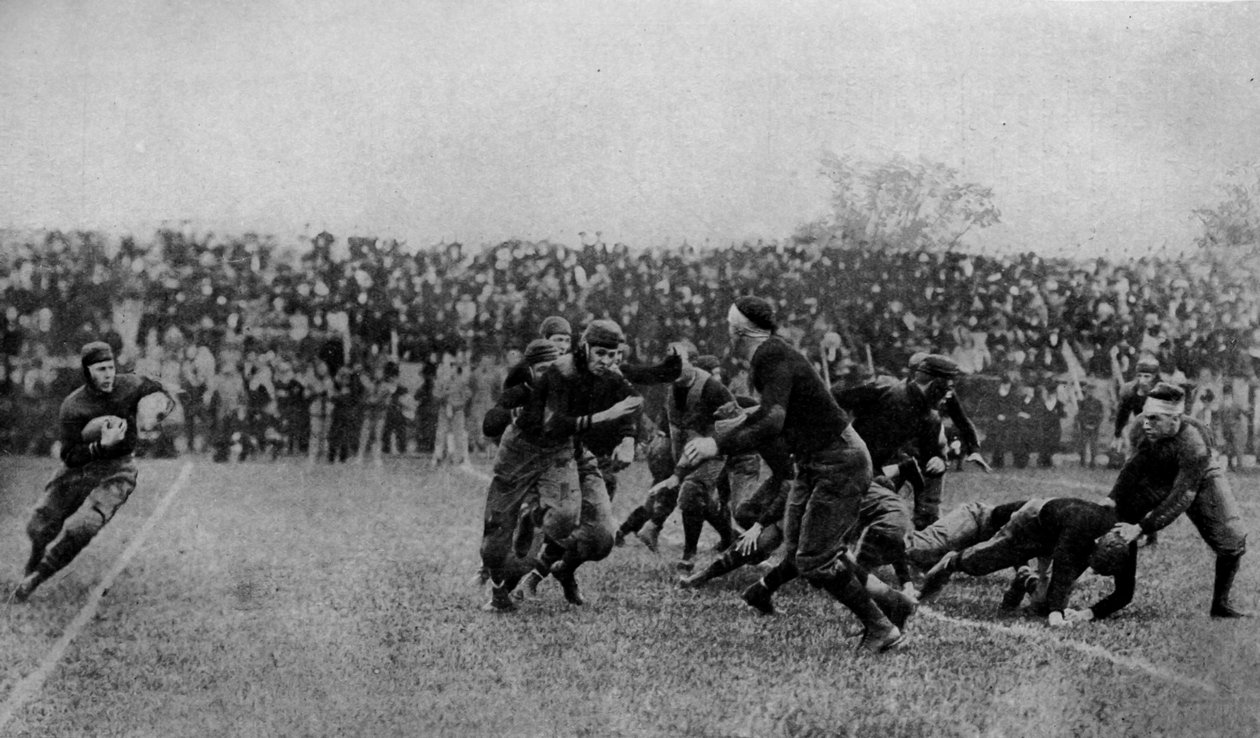 Nordamerika. Mittfältsspel på en amerikansk fotbollsmatch. 1920 av Unbekannt