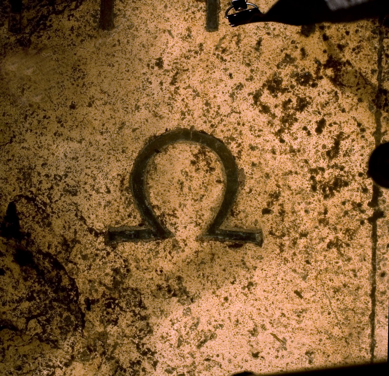 Omega-symbol på Augustus solur (foto) av Unbekannt