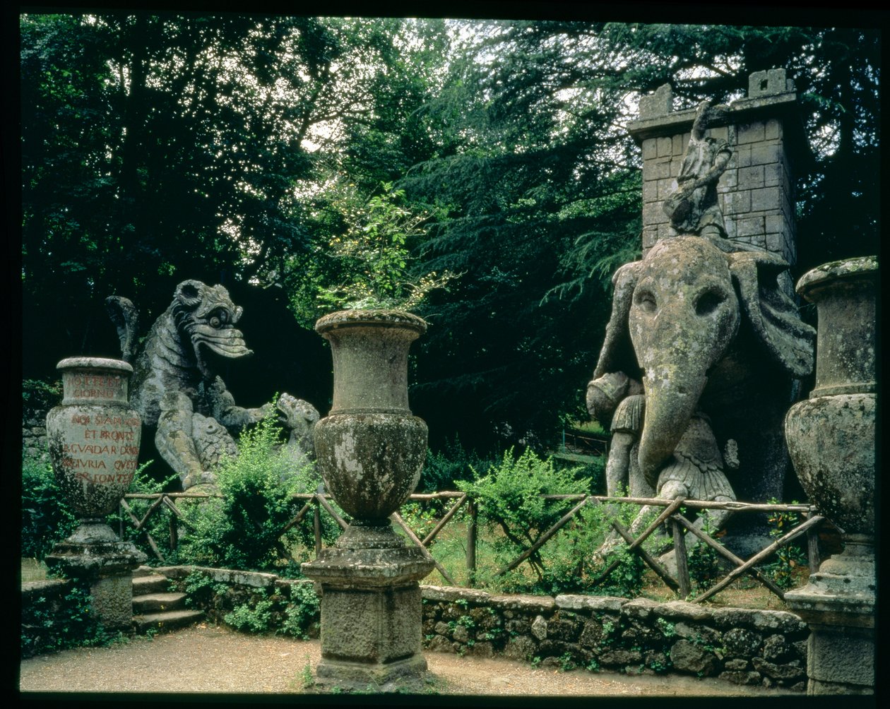 En av Hannibals elefanter och en drake som slåss med ett lejon, skulpturer från Parco dei Mostri (monsterparken) trädgårdar som anlades mellan 1550-63 av hertigen av Orsini, efter mönster av Giacomo Barozzi da Vignola (1507-73) (sten) (foto) (för detaljer  av Unbekannt