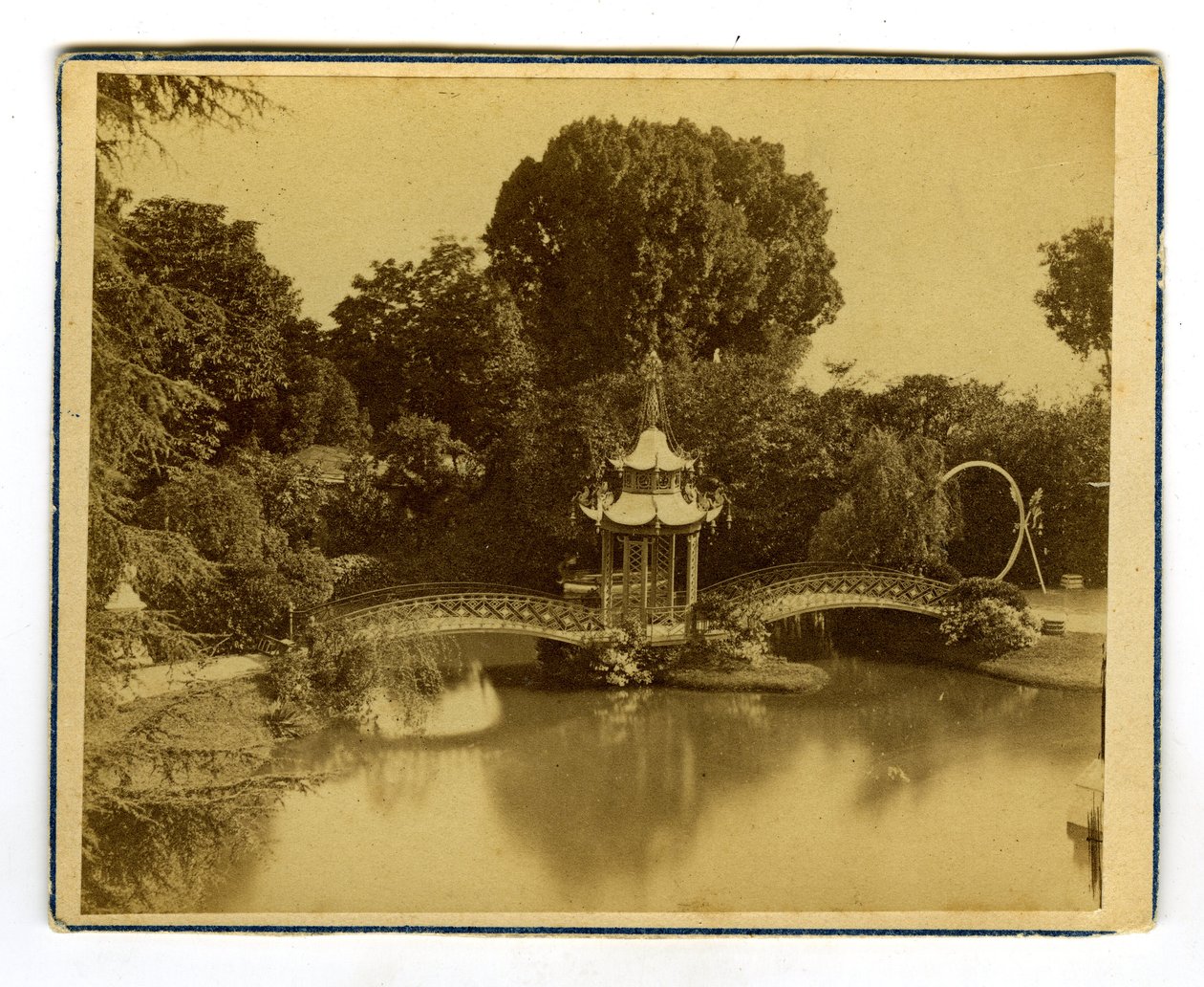 Orleans, Loiret (45), Centre, Frankrike, Paviljong och kinesisk bro i en park i Orleans av Unbekannter Künstler