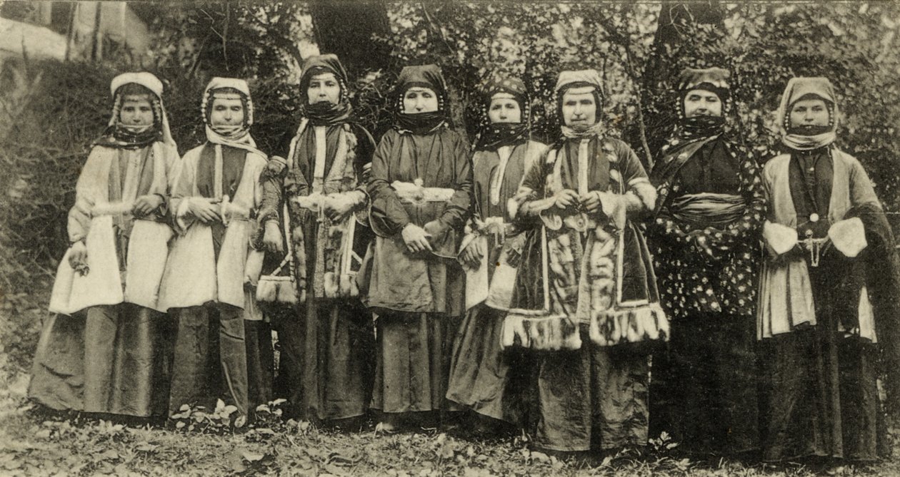 Osetini kvinnor i traditionell dräkt Minoritetsgrupp i Sovjetunionen av Benjamin Baud