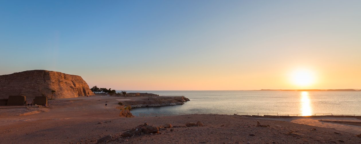 Panoramautsikt över det lilla templet Nefertari, Abu Simbel, Egypten av Unbekannter Künstler