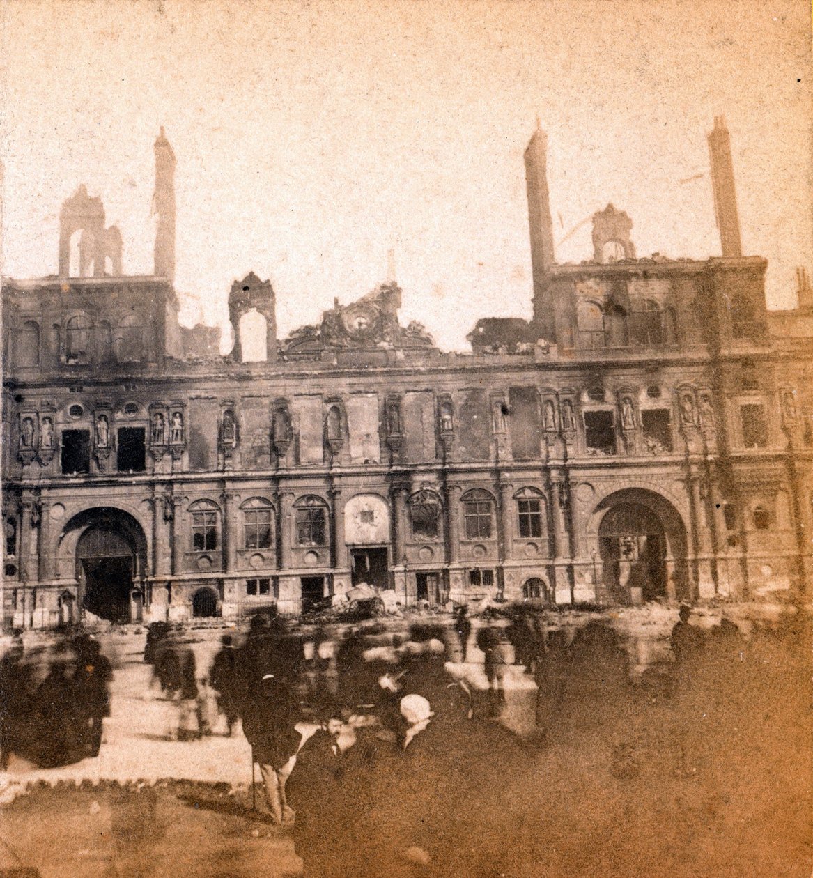 Paris Commune (1871): utsikt över Hotel de Ville efter branden i maj 1871. Anonym fotografering. Tryck på kartong Dim. 8,5x8 cm av Unbekannt