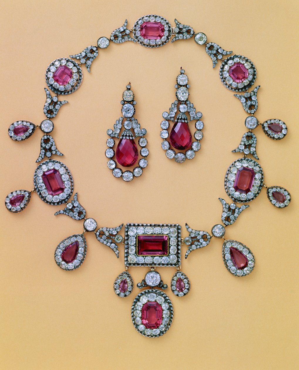Del av en antik spinell och diamant parure som består av tiara, hårprydnad, halsband och öronhängen av Unbekannt